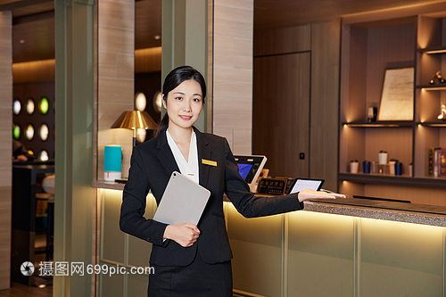 快捷酒店前臺接待女服務員在酒店管理中的角色與價值
